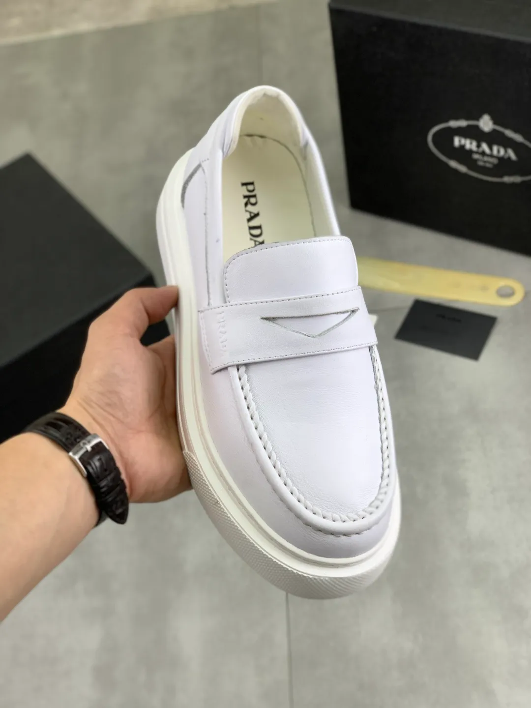 Men's men's shoes 💰P500 New PRADA Prada spring new casual leather shoes Original purchase, development and production Prada men's classic series, technical breathable fabrics with cowhide, casual sports shoes, casual shoes, sports dad shoes combine high-tech breathable materials and cowhide, P family exclusive button decoration on the side. The outsole is full of P italic design and bright colors to show vitality and continue the brand design inspiration. Stroll around the city lightly and feel free and comfortable. Delivered in exquisite packaging 🛍📦 ▪️Material: original customized calfskin with breathable material ▪️Inner lining: cowhide lining ➕cowhide feet ▪️Outsole: open-molded TPU foam material ▪️Sole thickness: 3.5CM ▪️Size: Men's 38-44 (45 can be customized) 4️⃣ colors available